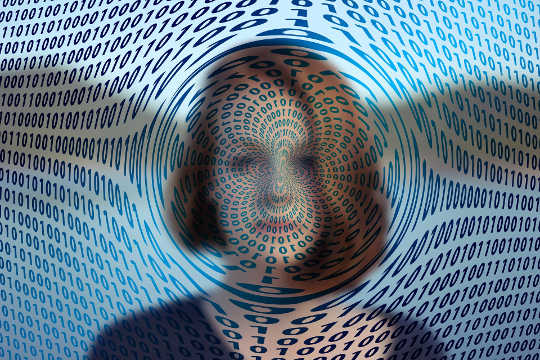 en kvinnes ansikt i en spiral av data