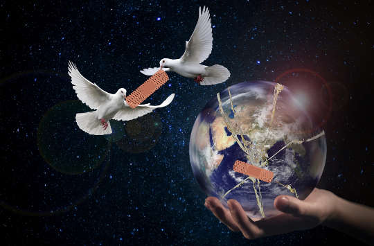 两只鸽子给地球带来创可贴