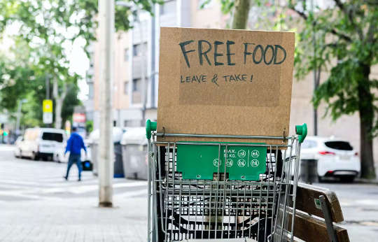 بطاقة طعام عليها لافتة تقول: طعام مجاني