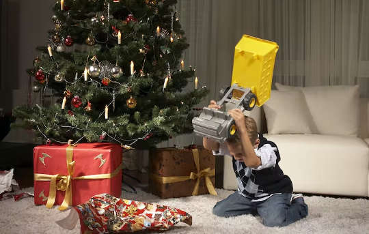 nakabalot na mga regalo sa ilalim ng Christmas tree
