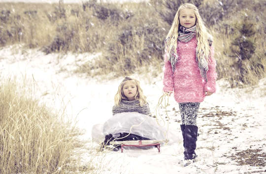 kaksi sisarusta lumessa