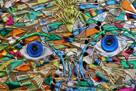 abstract artwork ng mukha na may dalawang asul na platito na mata