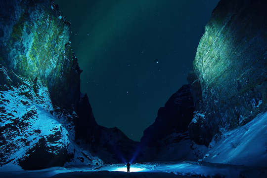 aurore boréale vue d'un canyon en Islande