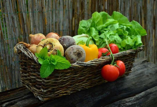 una cesta de verduras