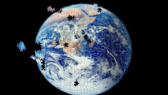planeet aarde met ontbrekende puzzelstukjes