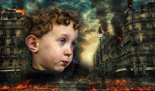 uma criança chorando diante da guerra, destruição e caos