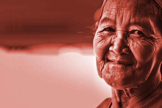 egy idős nő együttérzéssel és gyengédséggel néz ki
