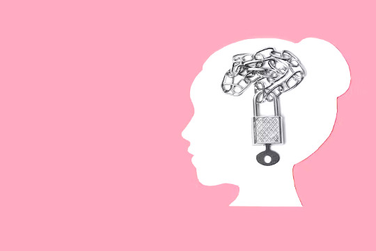 طرح کلی سر یک زن با یک زنجیر و قفل در داخل