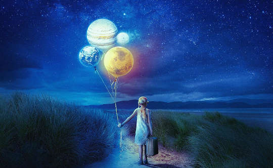 ein Kind mit einem Koffer, das sich auf eine Reise begibt und Luftballons in der Hand hält, die Planeten darstellen