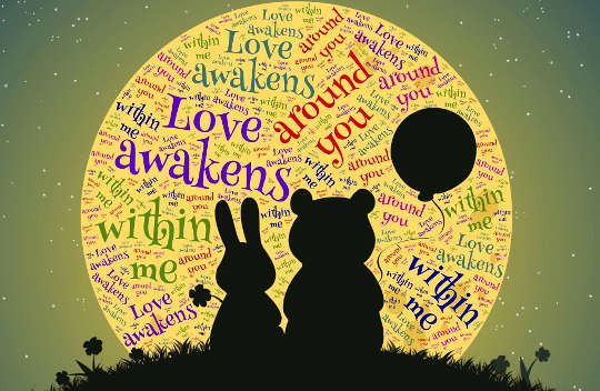 Winnie the Pooh en Rabbit wat voor 'n aardbol sit wat bedek is met die woorde Liefde ontwaak in my, ens.