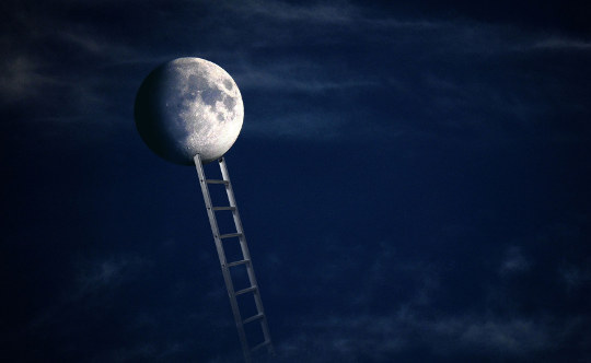 en stige, der når op til månen