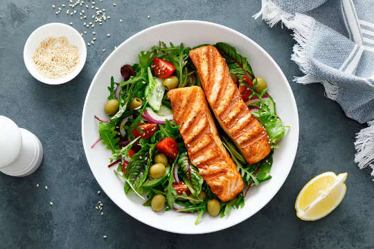 صحت مند کھانے کی ایک پلیٹ - سبزیاں اور مچھلی