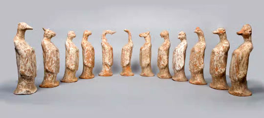 Conjunto de 12 figuras zodiacales de cerámica, del siglo VIII.