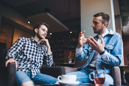 δύο άντρες σε συνομιλία - ένας μιλάει, ένας ακούει