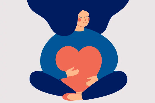 một người phụ nữ thừa cân đang ngồi ôm một trái tim lớn trong lòng