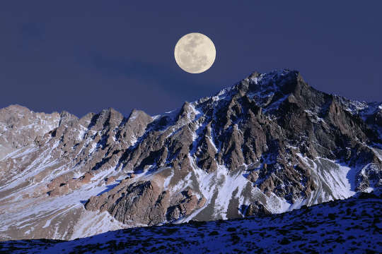 bulan purnama di atas gunung