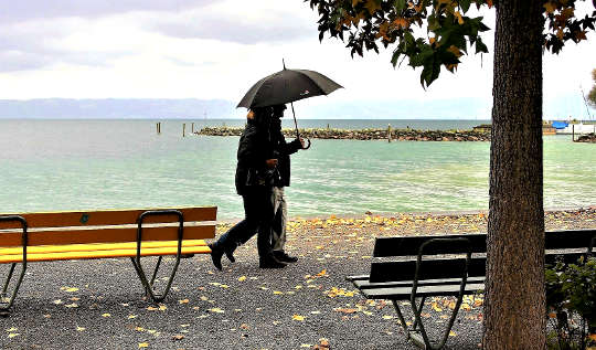 et par som går i regnet under en paraply