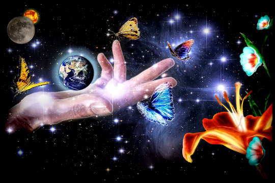 een hand uitgestrekt in de ruimte met vlinders, libellen, bloemen en planeet aarde zwevend boven de open palm