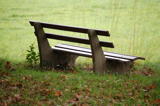 an empty park bench