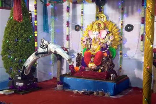 Robot thực hiện nghi lễ Hindu