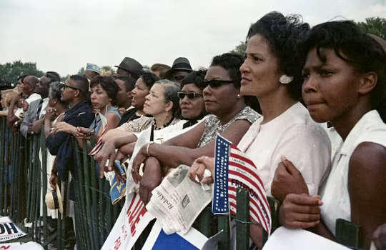 Femeile din primele rânduri ale Marșului către Washington în august 1963.
