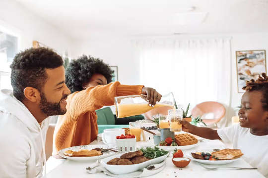 Vater beim Frühstück mit seinen beiden Kindern