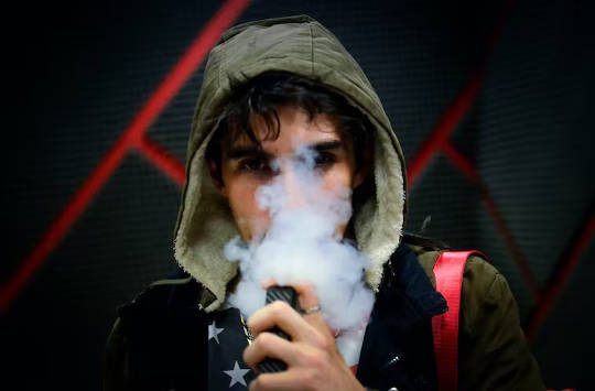 蒸気を吸っている人の写真