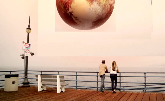 para patrząca na ogromnie powiększoną kulę Plutona