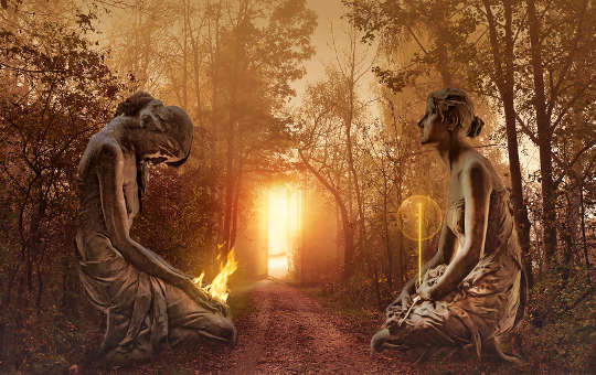 ormanlık bir alanda bir ışık portalının önünde birbirine bakan iki figür