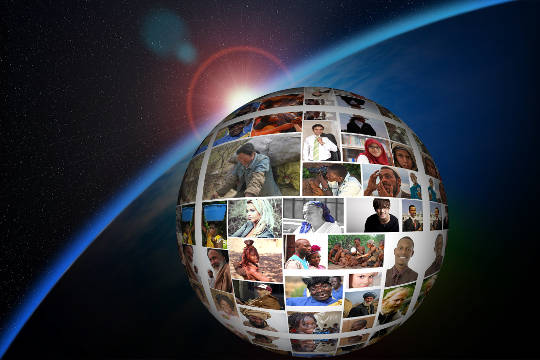 مونتاج للصور لأشخاص من مختلف البلدان على كرة أرضية مع قوس قزح وشمس في الخلفية