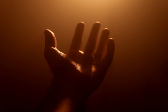 một bàn tay mở với ánh sáng chiếu xuống nó