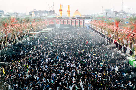 Pilgrimme ved den hellige helligdom i Karbala, Irak.