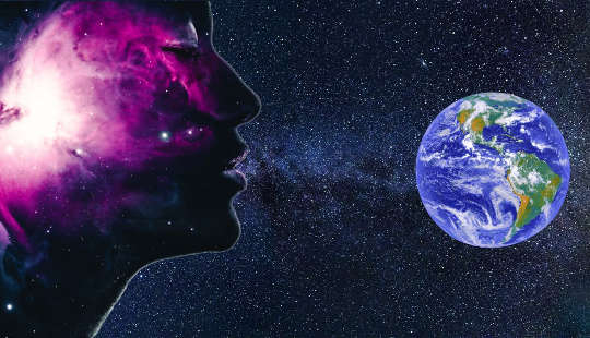 una persona tomando una respiración profunda del Planeta Tierra