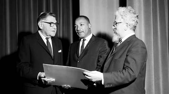 Преподобный доктор Мартин Лютер Кинг-младший получает награду от Объединенной синагоги Америки.