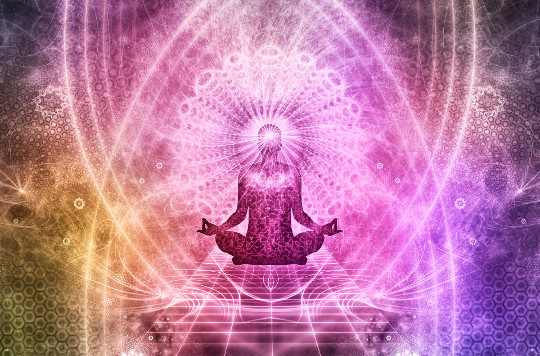 afbeelding van een persoon die in meditatie zit, omringd door licht