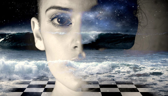 bir kadının yüzü, dalgalar ve bir satranç tahtası