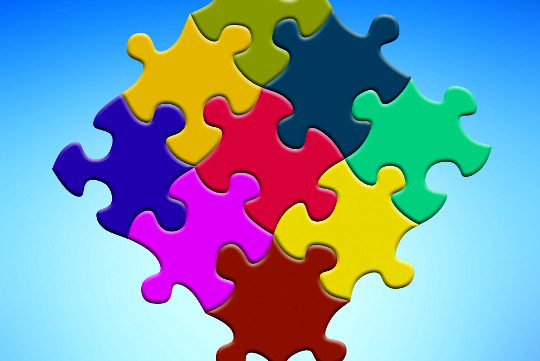 piese de puzzle viu multicolore unite