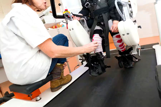 une personne travaillant avec un robot