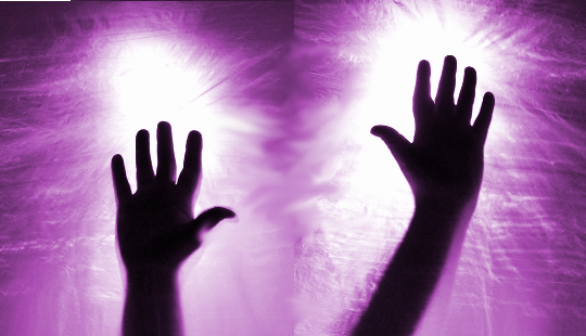 dua tangan di atas udara memancarkan tenaga cahaya putih terang