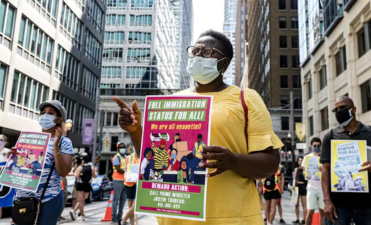 manifestanti a Toronto, in Canada, a sostegno dei diritti dei lavoratori migranti