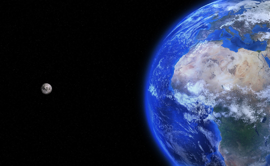 de maan en de blauwe planeet (aarde)