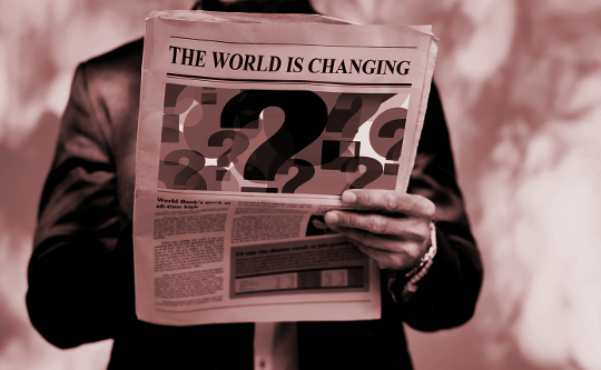 en mand læser en avis med overskriften "Verden forandrer sig"