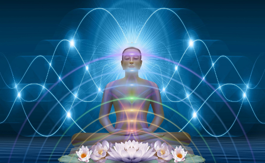 seseorang yang duduk dalam meditasi dengan gelombang tenaga yang terpancar