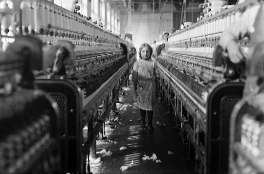 ung jente som jobber på en fabrikk