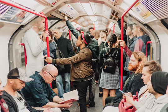 ihmiset menevät töihin metroautolla (tai bussilla)