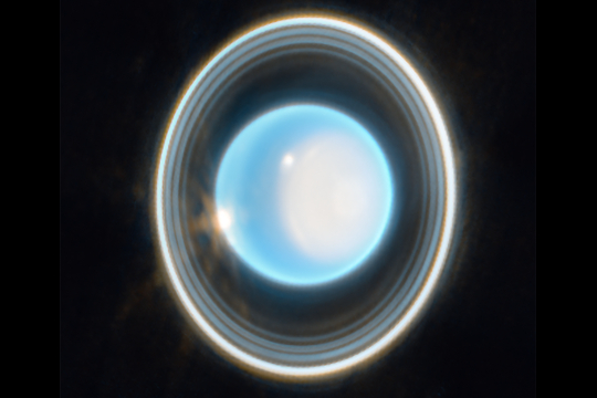 inzoomad bild av Uranus tagen med Webb-teleskopet