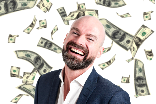 een glimlachende man met geld dat uit de lucht om hem heen valt