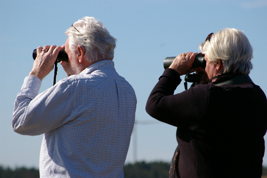 یک زوج مسن با دوربین دوچشمی