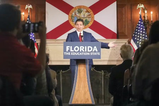 Ron De Santis di podium yang mengatakan: Florida, Negeri Pendidikan