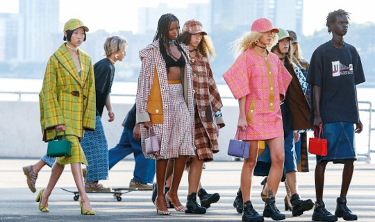 um grupo de geração Z e suas escolhas de moda
